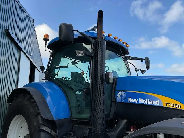 2008 new holland t7050 vierwielaangedreven landbouwtractor - afbeelding 4 van  32