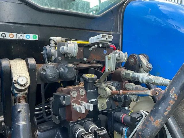 2008 new holland t7050 vierwielaangedreven landbouwtractor - afbeelding 9 van  32