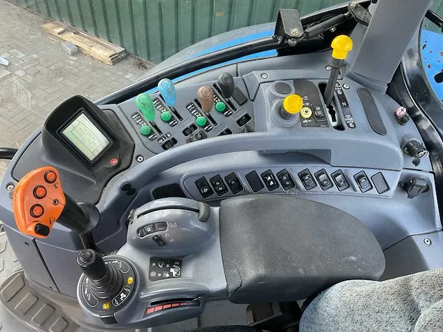 2008 new holland t7050 vierwielaangedreven landbouwtractor - afbeelding 19 van  32