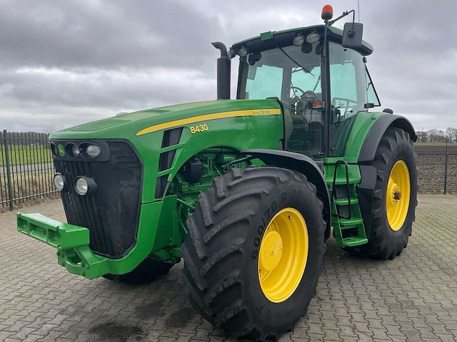 2009 john deere 8430 vierwielaangedreven landbouwtractor - afbeelding 1 van  25