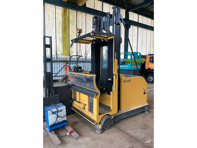 2009 magaziner ek1200 heftruck voor smalle gangpaden - afbeelding 12 van  18