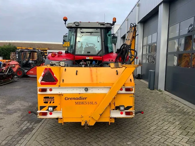 2009 massey ferguson 6480 tractor met herder mbk 518ls maaiarm - afbeelding 29 van  32