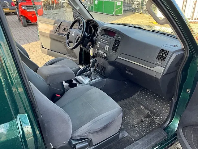 2009 mitsubishi pajero 3.2 di-d automatic invite high roof bedrijfswagen - afbeelding 17 van  28
