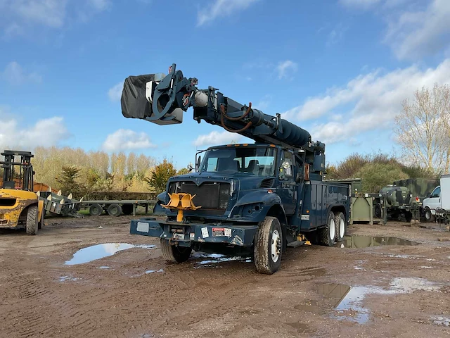 2009 navistar 7400sba legervoertuig - afbeelding 1 van  15