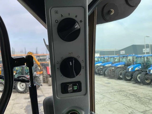 2009 new holland t7050 powercommand supersteer vierwielaangedreven landbouwtractor - afbeelding 29 van  37