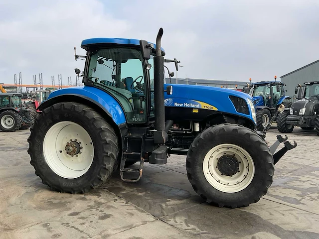 2009 new holland t7050 powercommand supersteer vierwielaangedreven landbouwtractor - afbeelding 33 van  37