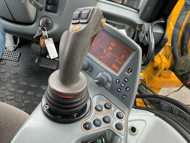 2009 valtra t182 direct vierwielaangedreven landbouwtractor - afbeelding 30 van  45