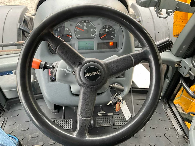 2009 valtra t182 direct vierwielaangedreven landbouwtractor - afbeelding 36 van  45