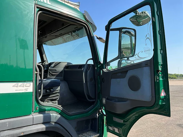 2009 volvo fm440 10x4 euro5 haakarmvrachtwagen met container - afbeelding 48 van  55