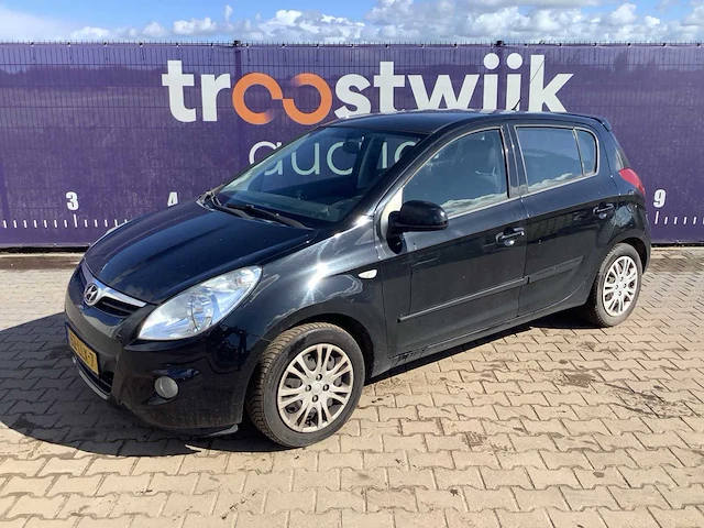 2010 - hyundai - i20 - 1.4i dynamic - personenauto - afbeelding 1 van  12