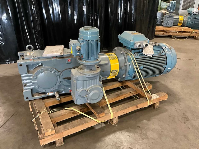 2010 abb / sew-eurodrive - 2010 - elektromotor met vertragingskast - afbeelding 1 van  15