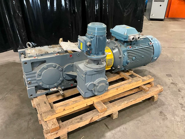 2010 abb / sew-eurodrive elektromotor met vertragingskast - afbeelding 1 van  14