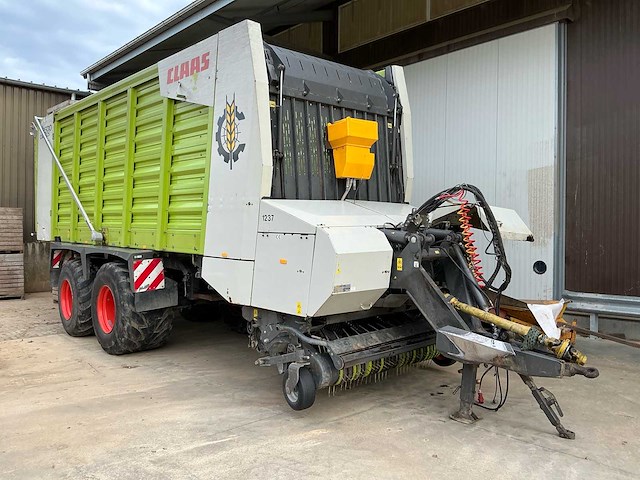 2010 claas cargos 9500 opraapwagen - afbeelding 1 van  46