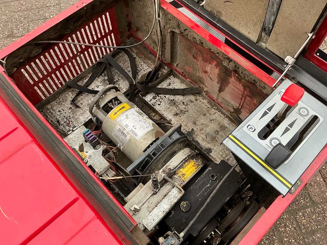 2010 ipc lion 1200 me zelfrijdende veegmachine - afbeelding 14 van  24