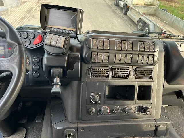 2010 iveco trakker 410 6x4 kipper met hmf bdv-100 kraan - afbeelding 6 van  27