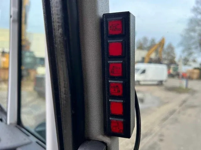 2010 iveco trakker 410 6x4 kipper met hmf bdv-100 kraan - afbeelding 11 van  27
