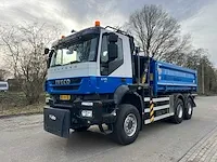2010 iveco trakker 410 6x4 kipper met hmf bdv-100 kraan