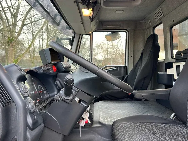 2010 iveco trakker 410 6x4 kipper met hmf bdv-100 kraan - afbeelding 26 van  27