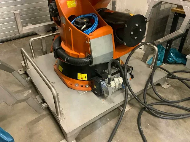 2010 kuka vkr 150 r3100 handlingrobot - afbeelding 8 van  13