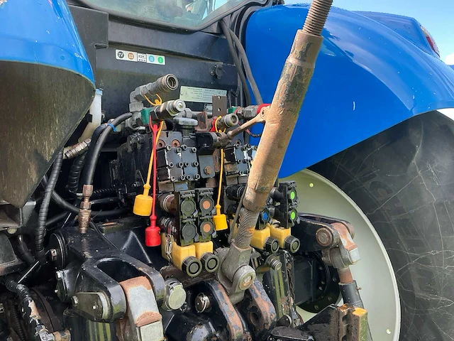2010 new holland t7040 vierwielaangedreven landbouwtractor - afbeelding 32 van  42