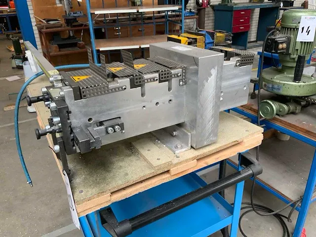 2010 pressta eisele au550300 pneumatische multifunctionele ponstafel - afbeelding 3 van  5