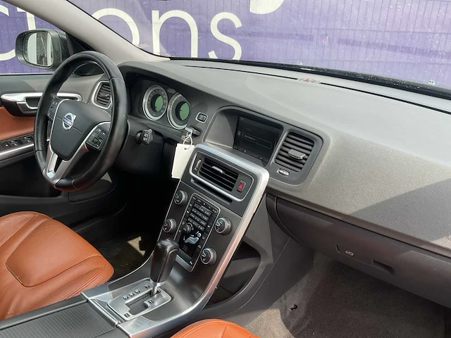 2011 - volvo - v60 - 2.4 d5 momentum - personenauto - afbeelding 18 van  20