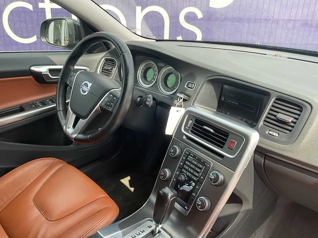 2011 - volvo - v60 - 2.4 d5 momentum - personenauto - afbeelding 19 van  20
