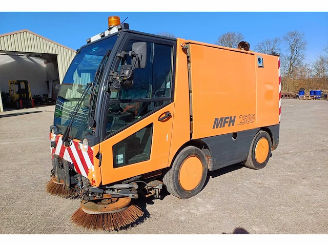 2011 aebi mfh 2500 straatveegmachine - afbeelding 1 van  17