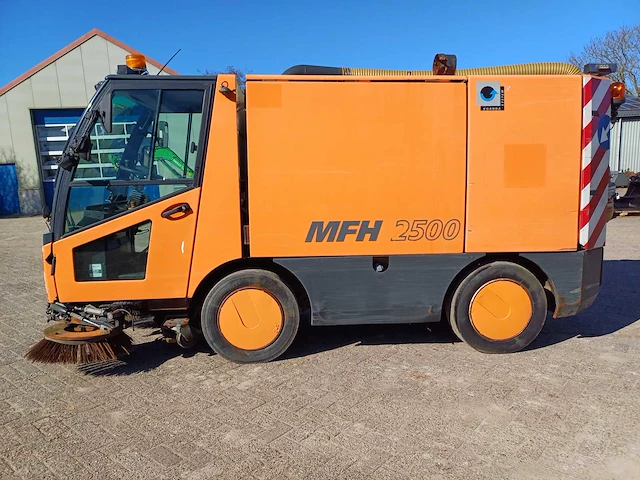2011 aebi mfh 2500 straatveegmachine - afbeelding 10 van  17