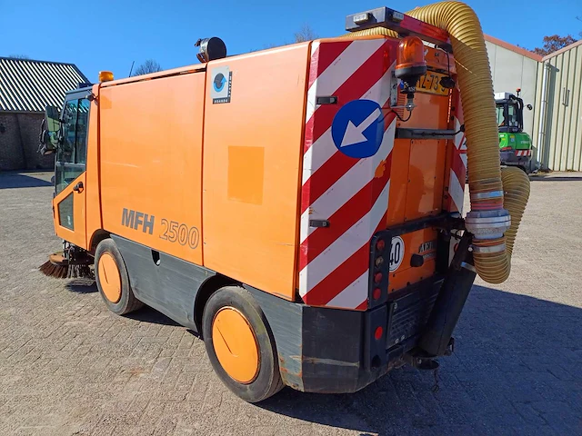 2011 aebi mfh 2500 straatveegmachine - afbeelding 11 van  17