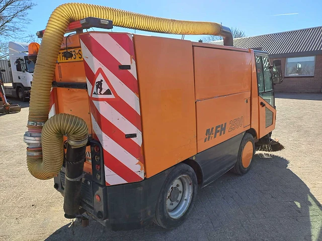 2011 aebi mfh 2500 straatveegmachine - afbeelding 13 van  17
