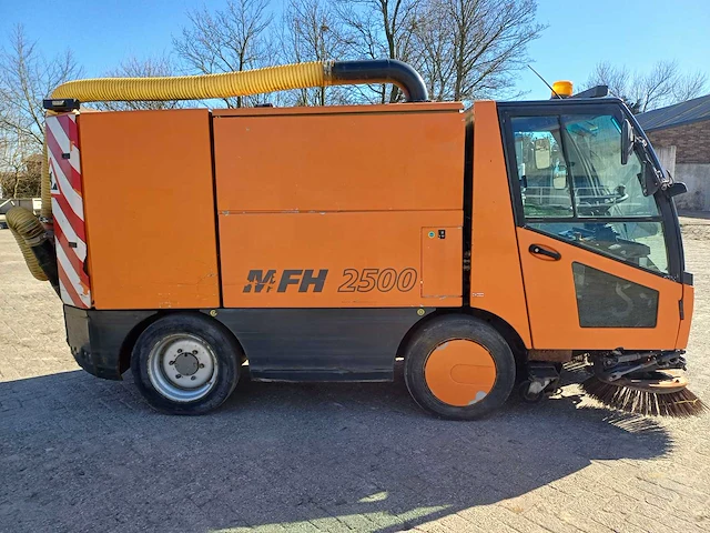 2011 aebi mfh 2500 straatveegmachine - afbeelding 14 van  17
