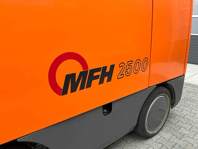 2011 aebi mfh 2500 straatveegmachine - afbeelding 2 van  34