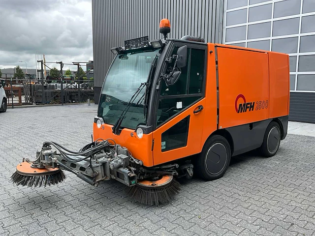 2011 aebi mfh 2500 straatveegmachine - afbeelding 1 van  34