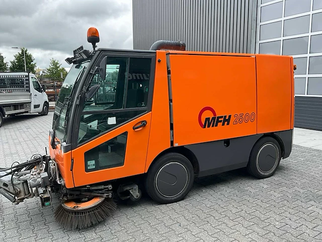 2011 aebi mfh 2500 straatveegmachine - afbeelding 30 van  34