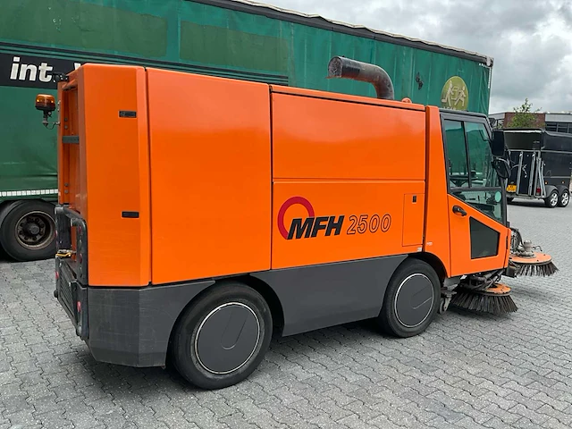 2011 aebi mfh 2500 straatveegmachine - afbeelding 32 van  34