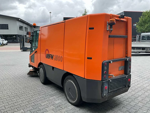 2011 aebi mfh 2500 straatveegmachine - afbeelding 34 van  34