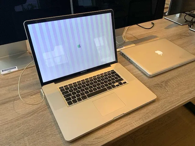2011 apple macbook pro 17" a1297 laptop - afbeelding 1 van  4