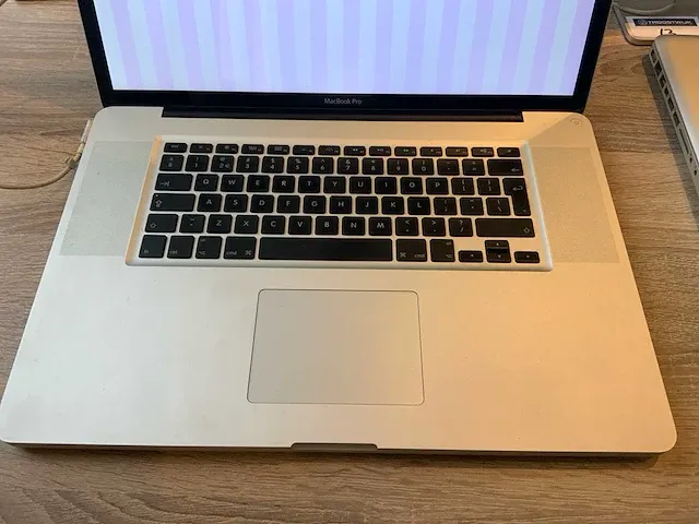 2011 apple macbook pro 17" a1297 laptop - afbeelding 2 van  4