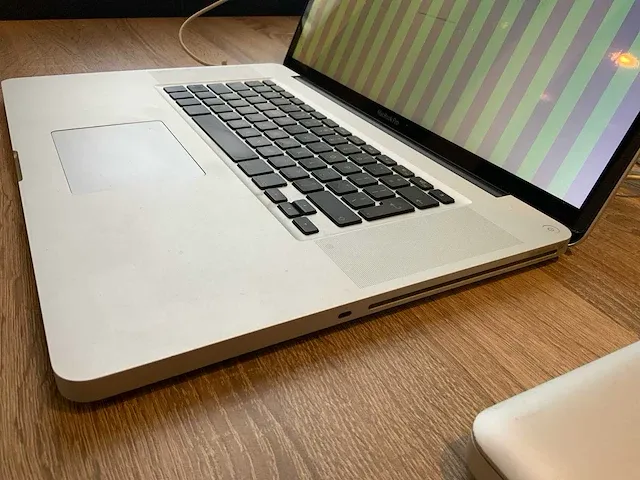 2011 apple macbook pro 17" a1297 laptop - afbeelding 3 van  4