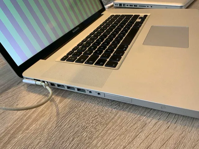 2011 apple macbook pro 17" a1297 laptop - afbeelding 4 van  4