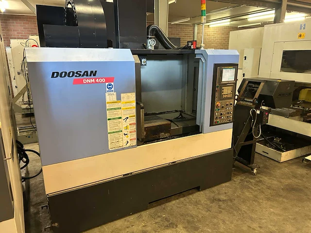 2011 doosan dnm 400 cnc bewerkingscentrum - afbeelding 10 van  16