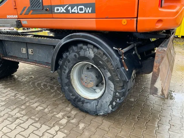 2011 doosan dx140w banden graafmachine - afbeelding 2 van  60