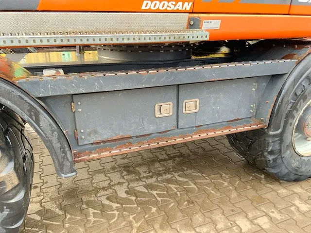 2011 doosan dx140w banden graafmachine - afbeelding 8 van  60