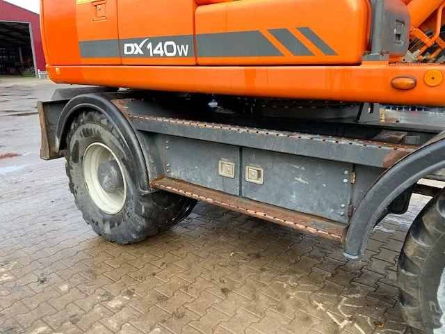2011 doosan dx140w banden graafmachine - afbeelding 39 van  60