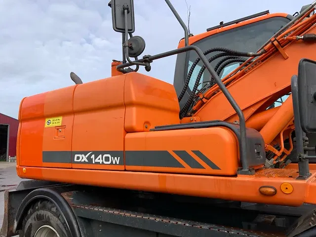 2011 doosan dx140w banden graafmachine - afbeelding 40 van  60