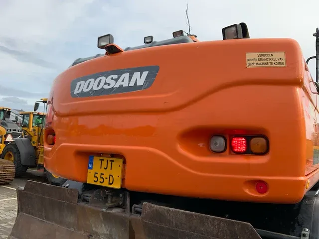 2011 doosan dx140w banden graafmachine - afbeelding 55 van  60