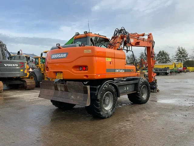 2011 doosan dx140w banden graafmachine - afbeelding 45 van  60