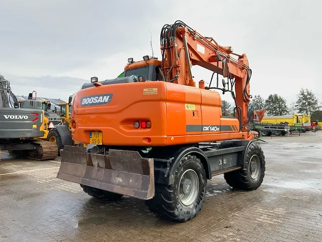 2011 doosan dx140w banden graafmachine - afbeelding 56 van  60