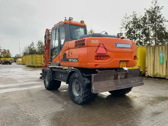 2011 doosan dx140w banden graafmachine - afbeelding 58 van  60